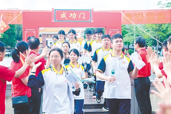 高考不僅是對學(xué)識的檢驗(yàn)，更是一段鐫刻著拼搏與成長的青春記憶。