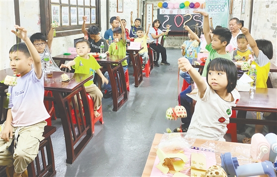 學(xué)堂開展豐富多彩的活動(dòng)，注重培養(yǎng)孩子的興趣愛好。