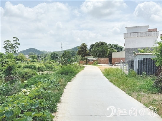 曾經(jīng)泥濘的道路經(jīng)過改造后，面貌煥然一新，村民出行、農(nóng)產(chǎn)品運(yùn)輸更方便了。
