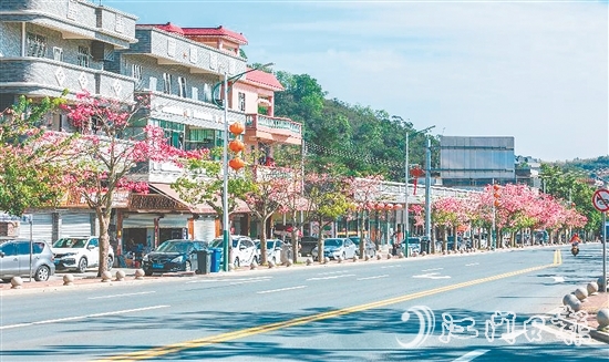 三合鎮(zhèn)溫泉村將生態(tài)優(yōu)勢轉(zhuǎn)化為發(fā)展優(yōu)勢，打造“水清岸綠、設(shè)施完善、鄉(xiāng)風(fēng)文明”的宜居環(huán)境。