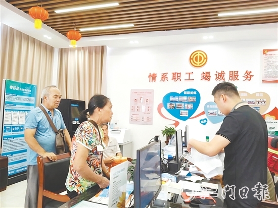 為解決漁民換證難題，工會(huì)直接將服務(wù)臺(tái)搬到漁港。