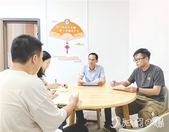 羅哲敬（右）用腳步丈量土地，用真情化解堅冰。