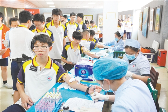 高考學子積極獻血。