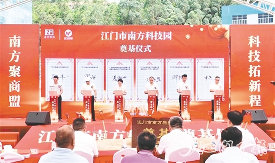 6家企業(yè)在奠基儀式現(xiàn)場(chǎng)簽訂協(xié)議，預(yù)訂園區(qū)樓房。劉淑君