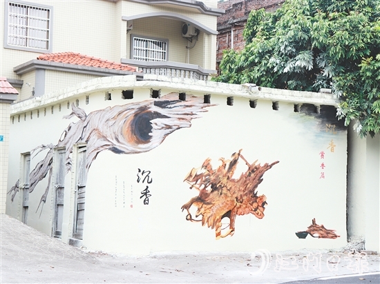 坑尾村在農(nóng)房墻面畫上沉香墻繪，營造濃厚的沉香文化氛圍。