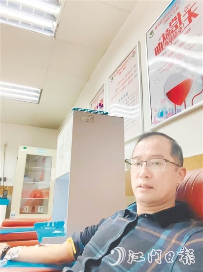 易國城在江門市中心血站獻(xiàn)血。