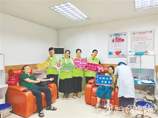 鶴山市無償獻(xiàn)血義工隊(duì)隊(duì)員在江門市中心血站獻(xiàn)血。