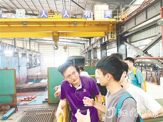 在廣東博盈特焊技術(shù)股份有限公司，企業(yè)代表與學(xué)子們在生產(chǎn)一線進行交流。