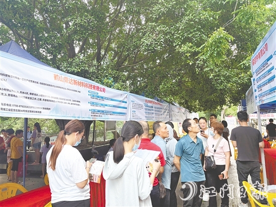 招聘會(huì)現(xiàn)場(chǎng)人來(lái)人往，各企業(yè)紛紛亮出自家“靚崗位”“好待遇”。
