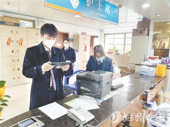 江門(mén)農(nóng)商銀行及時(shí)解決客戶急需辦理社?？ㄐ枨?。