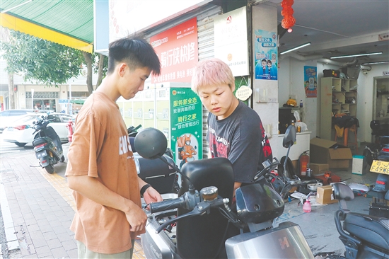 愛(ài)心驛站可為外賣騎手提供車輛維修服務(wù)。