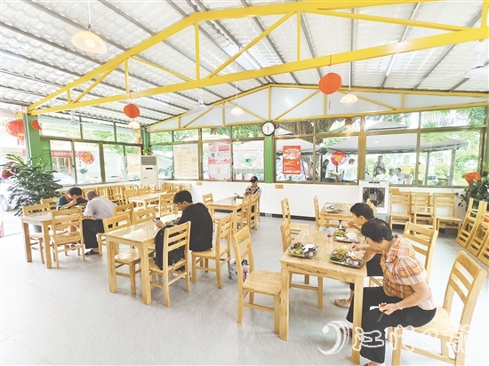 恩平市通過改建恩城街道小島社區(qū)一處老人時(shí)常聚集的活動(dòng)場(chǎng)所，引入餐飲機(jī)構(gòu)運(yùn)營社區(qū)長者食堂，滿足老人就餐需求。