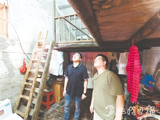 張正毅（左）與村干部一起到村中了解村民危房改造情況。