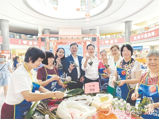 吳衛(wèi)均（左四）參加恩平市端午節(jié)慈善包粽活動，并為活動慷慨捐款。