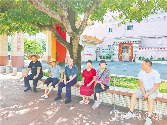 梁榮根（左三）與群眾交流。
