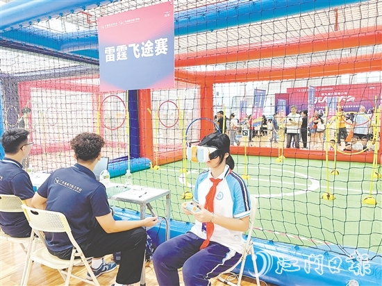 第九屆全國青少年無人機(jī)大賽廣東省賽（江門主站賽）中，相關(guān)項(xiàng)目的選手戴上VR眼鏡，通過“第一視角”操控?zé)o人機(jī)。