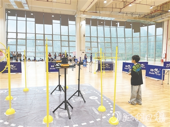在第九屆全國青少年無人機(jī)大賽廣東省賽（江門主站賽）上，選手在比賽中操控?zé)o人機(jī)。