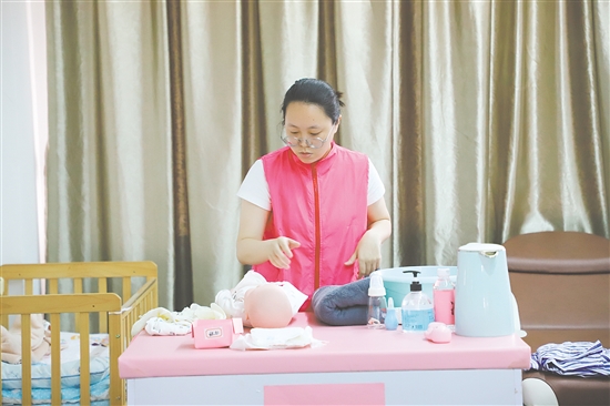 澳門考生模擬嬰兒生活照護。