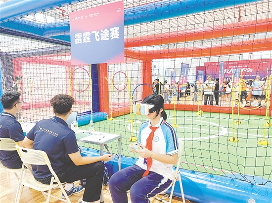 第九屆全國青少年無人機(jī)大賽廣東省賽（江門主站賽）中，相關(guān)項目的選手戴上VR眼鏡，通過“第一視角”操控?zé)o人機(jī)。