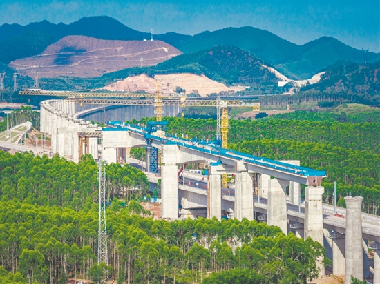 珠肇、廣湛高鐵交會路口施工現(xiàn)場。