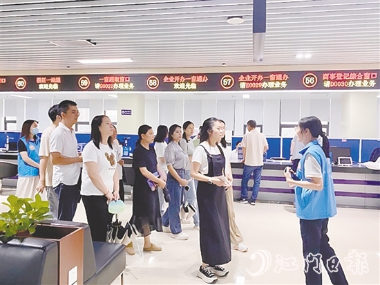 在講解員的引導(dǎo)下，群眾代表開啟了一場沉浸式政務(wù)服務(wù)體驗(yàn)之旅。