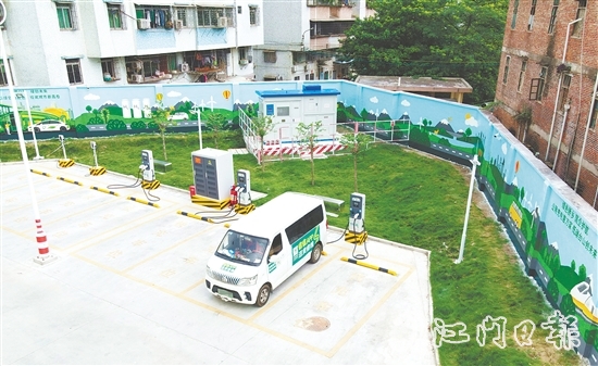 新建的榮匯世家小區(qū)側(cè)充電站設(shè)施方便快捷，環(huán)境干凈整潔。