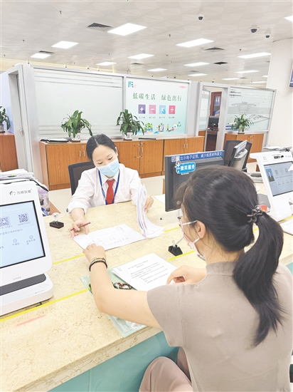 市行政服務中心窗口工作人員為企業(yè)辦理商事登記業(yè)務。