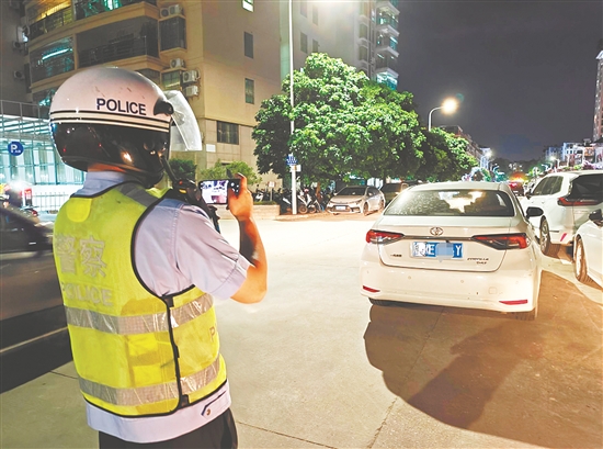 交警通過巡邏勸導、違停拖移、教育處罰等措施來規(guī)范停車秩序。