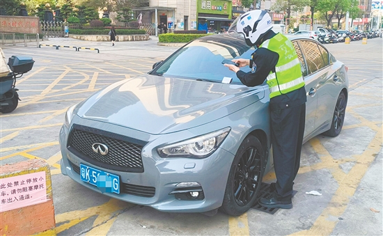 交警通過巡邏勸導、違停拖移、教育處罰等措施來規(guī)范停車秩序。