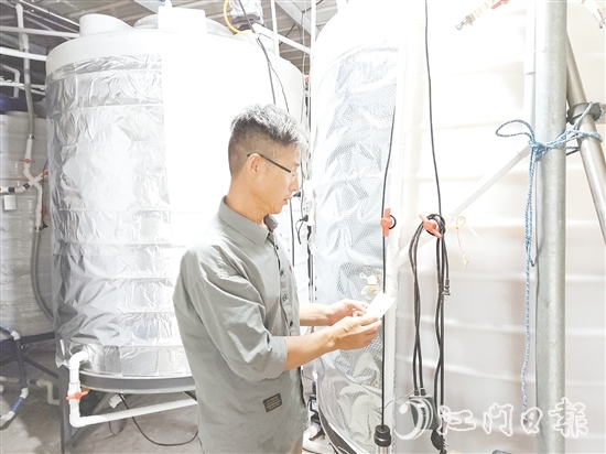 李新在培育工作室檢查發(fā)酵罐。