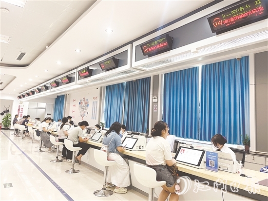 鶴山市推出“水電氣網(wǎng)聯(lián)合報(bào)裝一件事”服務(wù)，在受理環(huán)節(jié)，通過(guò)線(xiàn)下設(shè)置“一件事”專(zhuān)窗，為群眾提供全流程導(dǎo)辦服務(wù)，徹底告別“多頭跑、重復(fù)跑”。