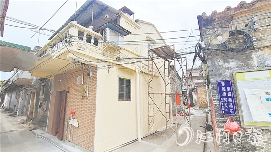麥老兵居住的房屋煥然一新，外墻更換為暖色調(diào)“衣服”，顯得格外溫馨。