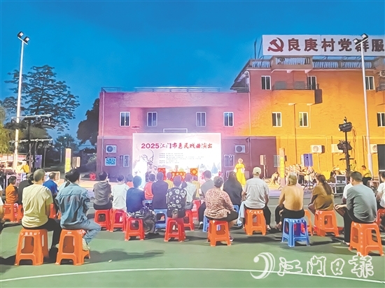 精彩的粵劇表演吸引了不少村民前來觀看。