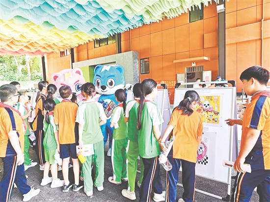 學(xué)生們穿梭于龜博園各大特色展館，沉浸式學(xué)習(xí)禁毒知識。