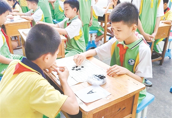 比賽過程中，學(xué)生沉著冷靜、積極動手。