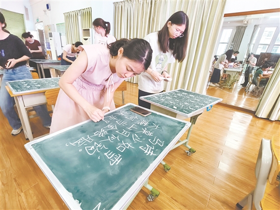 在基本功比賽中，青年教師們展現(xiàn)出扎實(shí)的功底。