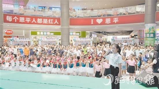 全場人員莊嚴宣誓。