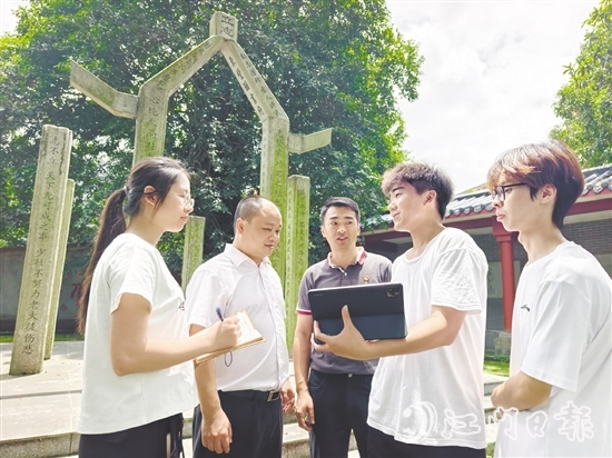 趙尉強(qiáng)（圖中）與五邑大學(xué)師生們交流歇馬村文旅發(fā)展計(jì)劃。