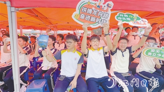 學(xué)生為龍舟選手們吶喊加油。