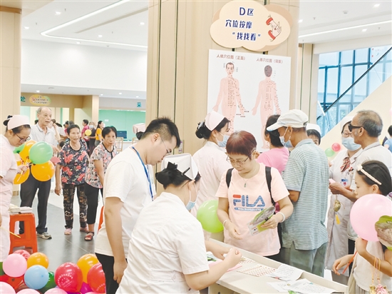 各種健康小游戲吸引眾多居民參與體驗。