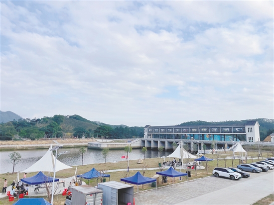 橫陂鎮(zhèn)藍(lán)田村以藍(lán)田水閘建設(shè)為核心，依托水閘打造生態(tài)房車營(yíng)地項(xiàng)目、太空艙特色民宿、鄉(xiāng)村學(xué)農(nóng)體驗(yàn)、鄉(xiāng)村水產(chǎn)養(yǎng)殖科普游等項(xiàng)目，實(shí)現(xiàn)文旅、農(nóng)旅資源串點(diǎn)成線。