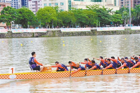 錦江河上，選手們奮勇爭(zhēng)先。
