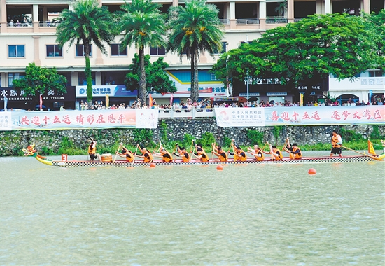 比賽期間突降大雨，選手們?cè)谟曛姓归_激烈比拼。