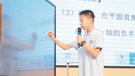 學生走上講臺，講解題目。
