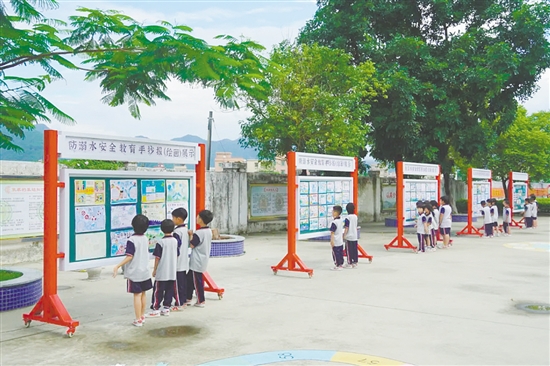 水口鎮(zhèn)沙岡小學(xué)通過手抄報比賽、宣傳欄等方式，開展防溺水安全教育活動。
