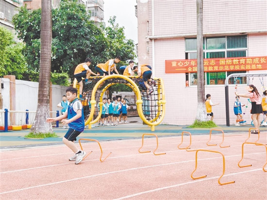 學(xué)生們在實踐中感受國防教育的魅力。