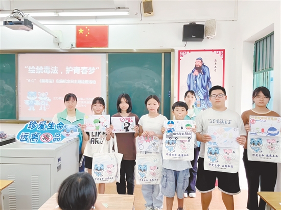 赤坎鎮(zhèn)平安法治辦聯(lián)合明德社工走進(jìn)赤坎鎮(zhèn)五龍學(xué)校，開(kāi)展“6.1”《中華人民共和國(guó)禁毒法》實(shí)施紀(jì)念日主題繪畫(huà)活動(dòng)。