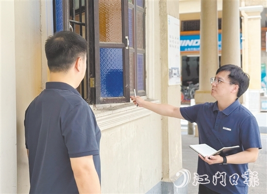 劉嘉鴻（右）積極投入到公司的重點工作僑建筑測繪中。