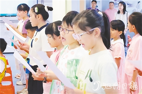 在教師的指導(dǎo)下，小朋友們興致勃勃地學(xué)習(xí)臺(tái)山童謠。