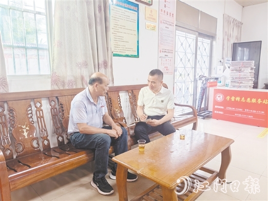 羅堅濟(jì)（右）耐心地為群眾做法律科普。